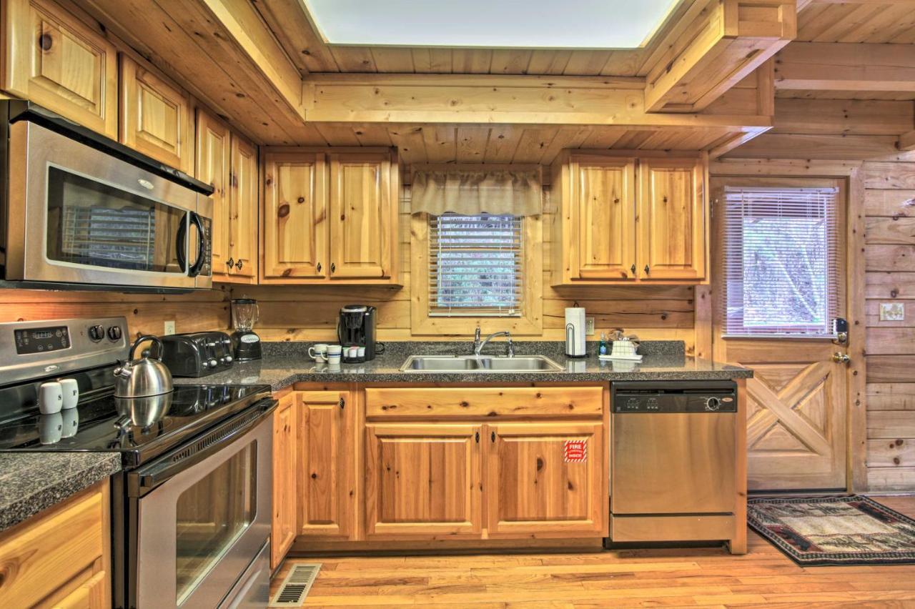 Romantic Cabin With Hot Tub In Pigeon Forge! Exteriör bild