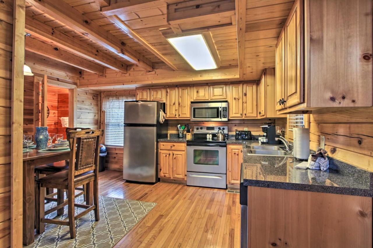 Romantic Cabin With Hot Tub In Pigeon Forge! Exteriör bild