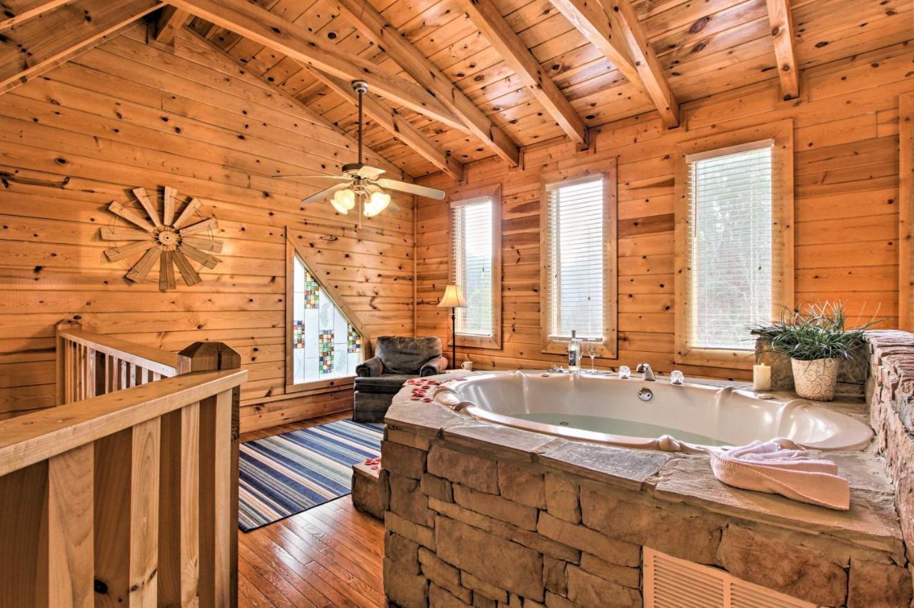 Romantic Cabin With Hot Tub In Pigeon Forge! Exteriör bild