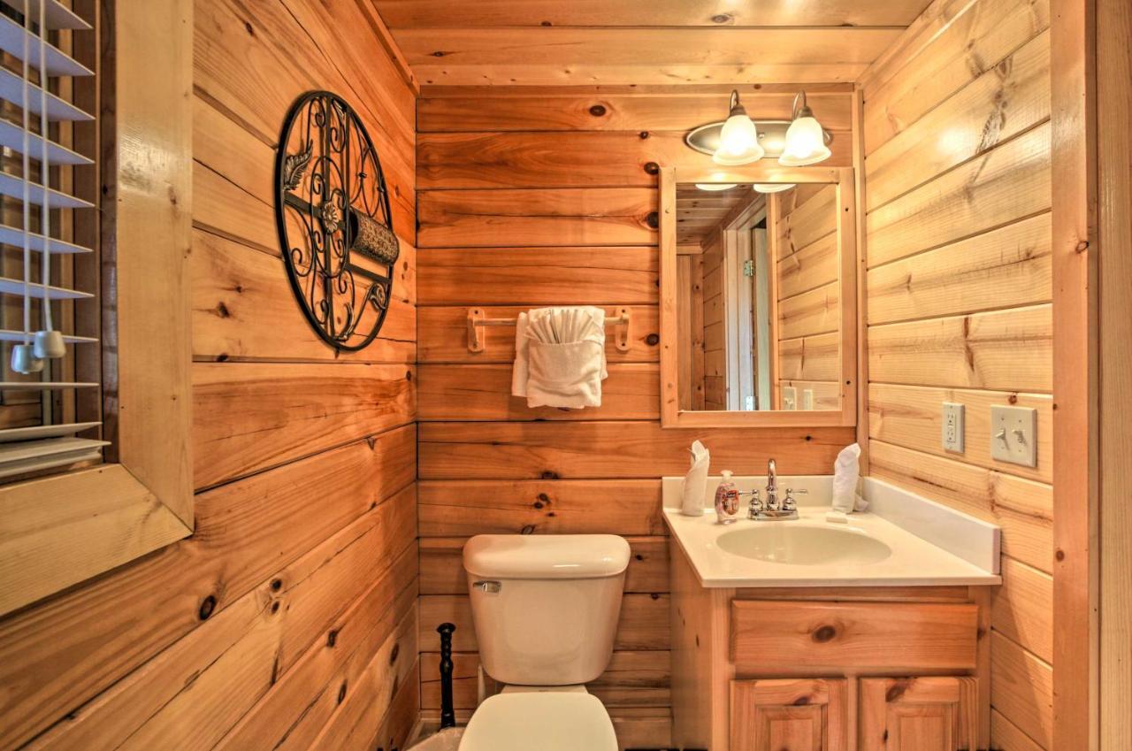 Romantic Cabin With Hot Tub In Pigeon Forge! Exteriör bild