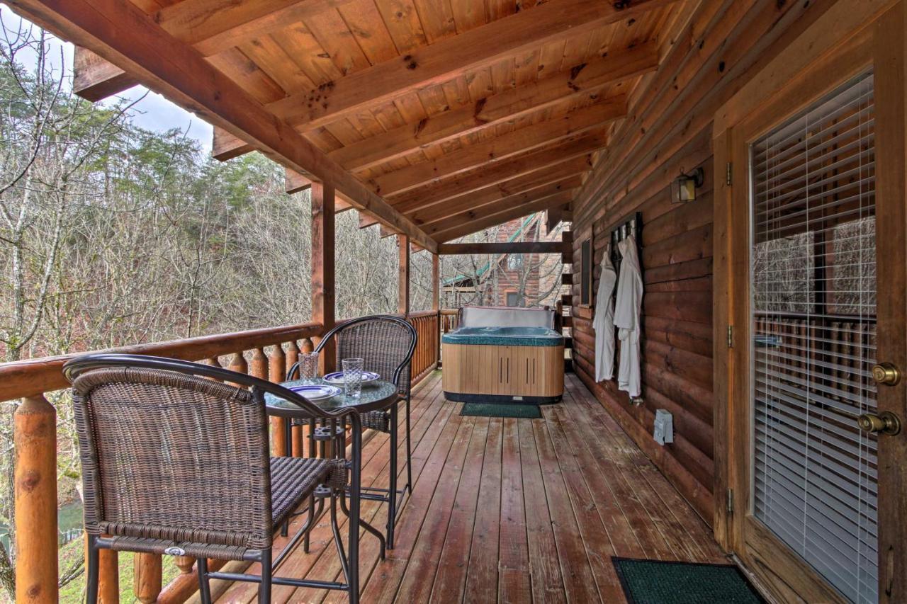 Romantic Cabin With Hot Tub In Pigeon Forge! Exteriör bild