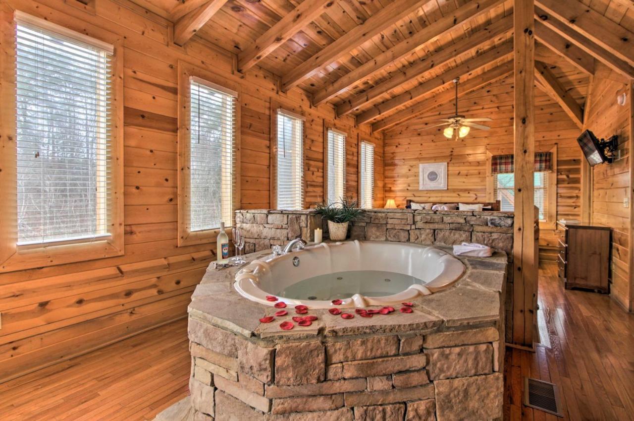 Romantic Cabin With Hot Tub In Pigeon Forge! Exteriör bild