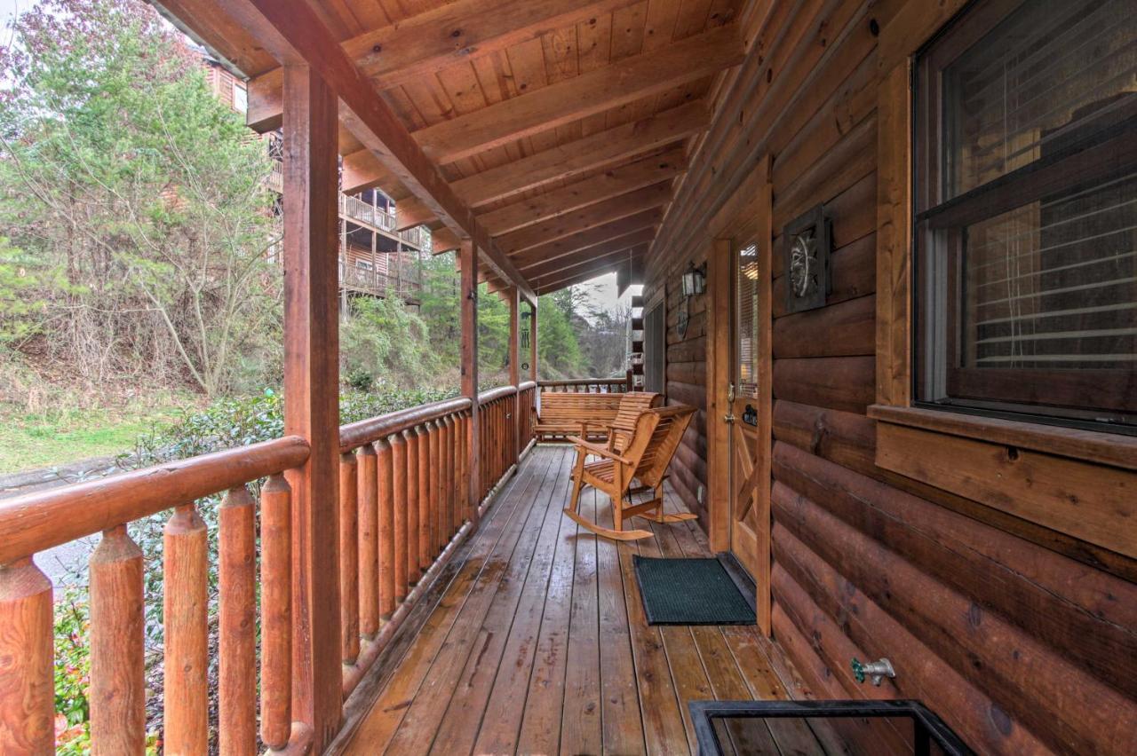 Romantic Cabin With Hot Tub In Pigeon Forge! Exteriör bild