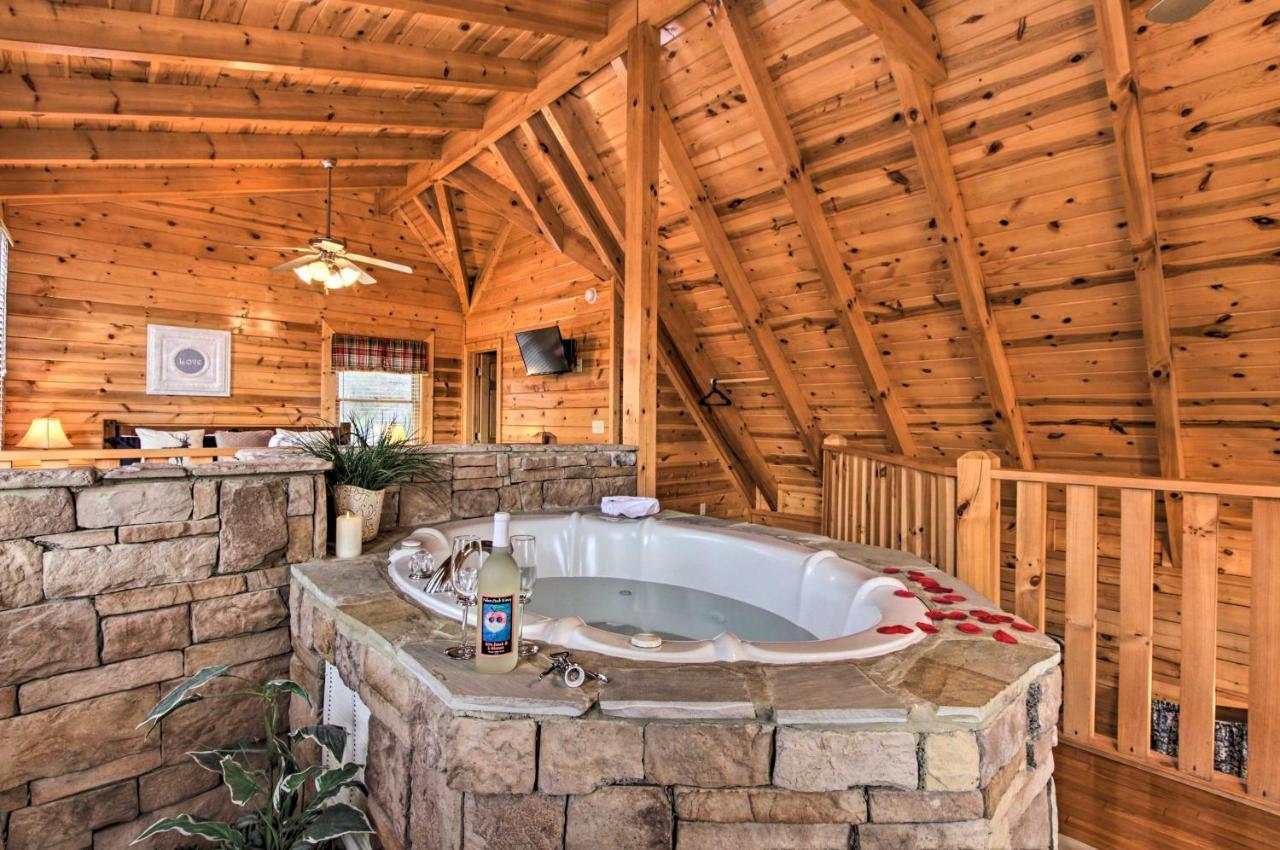 Romantic Cabin With Hot Tub In Pigeon Forge! Exteriör bild
