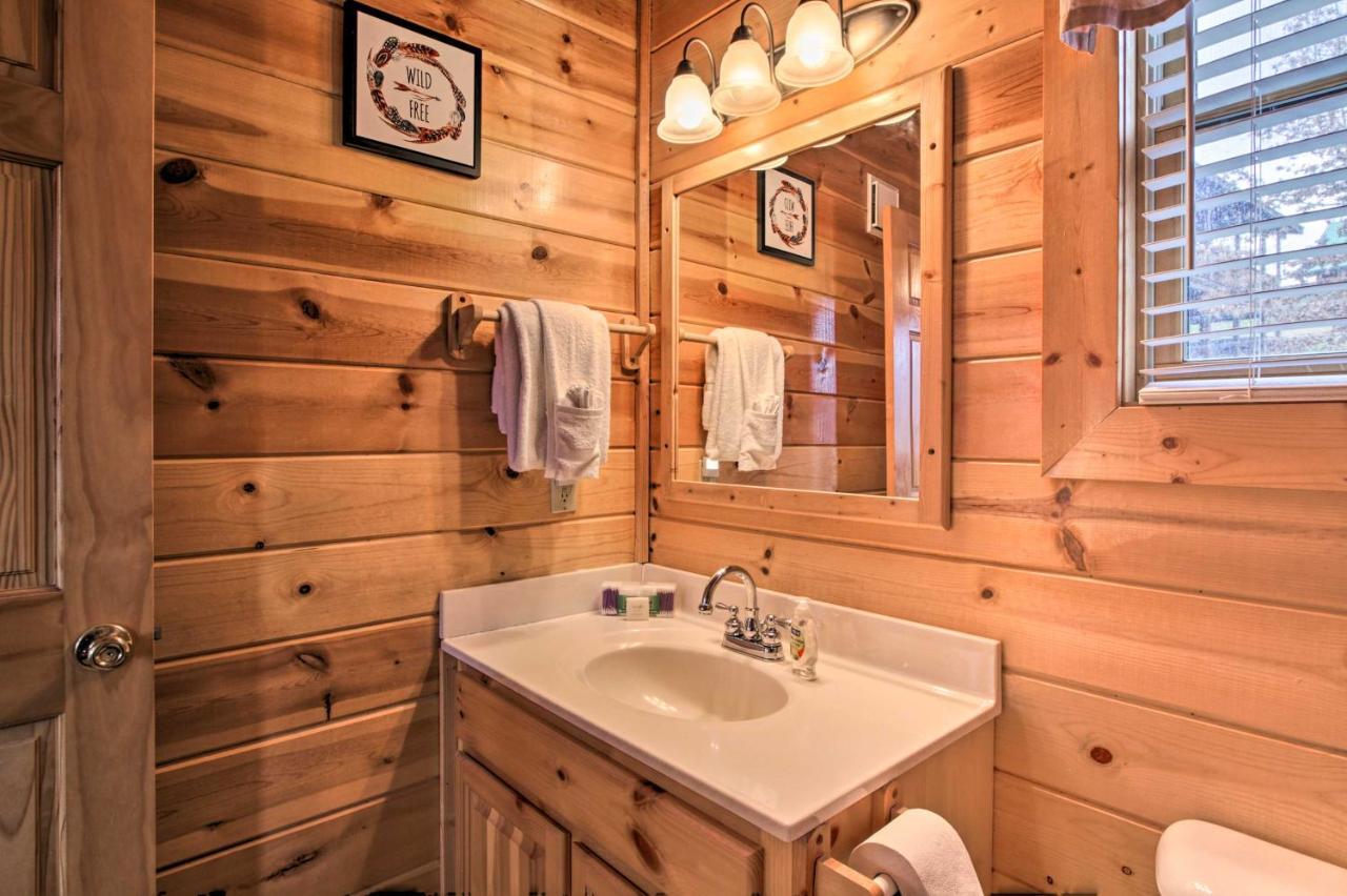 Romantic Cabin With Hot Tub In Pigeon Forge! Exteriör bild